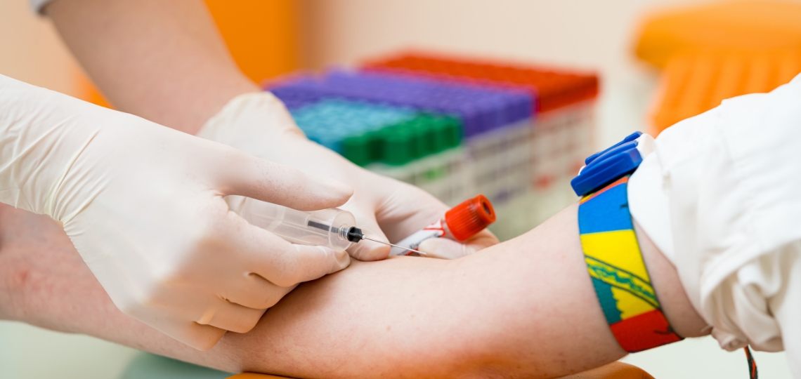 Hemofilia, zdjęcie ilustracyjne - na zdjęciu widać jak pobierana jest krew