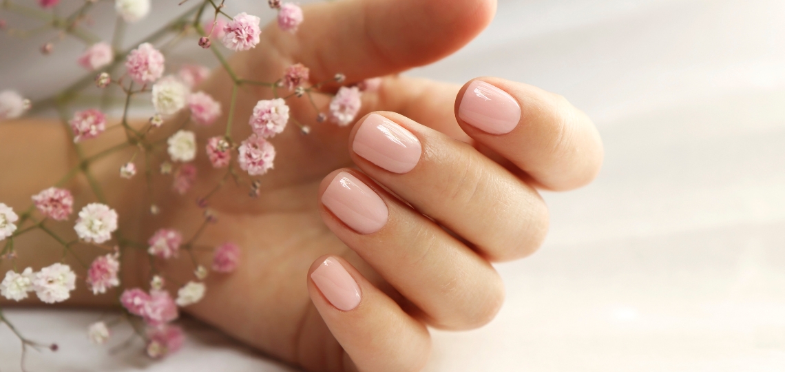 Ładny manicure ilustrujący wyleczone paznokcie