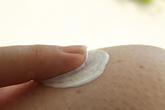 Kiedy zacząć używać kremów przeciwzmarszczkowych, czyli czy już nadszedł ten czas? | NowaFarmacja.pl