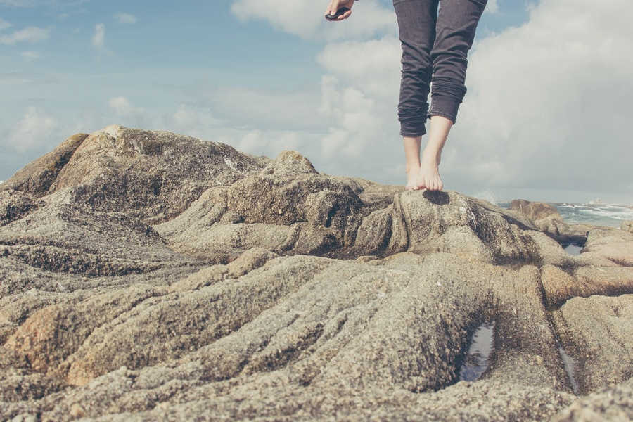 Spacer po kamieniach - żylaki nóg - nowafarmacja.pl