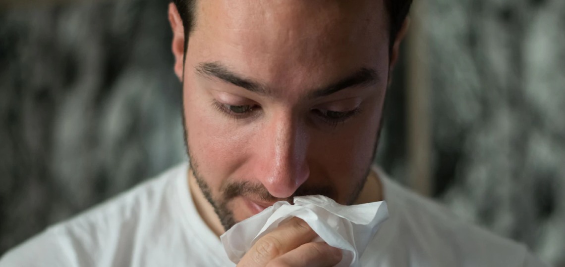 Chory mężczyzna - dieta przy grypie żołądkowej - nowafarmacja.pl