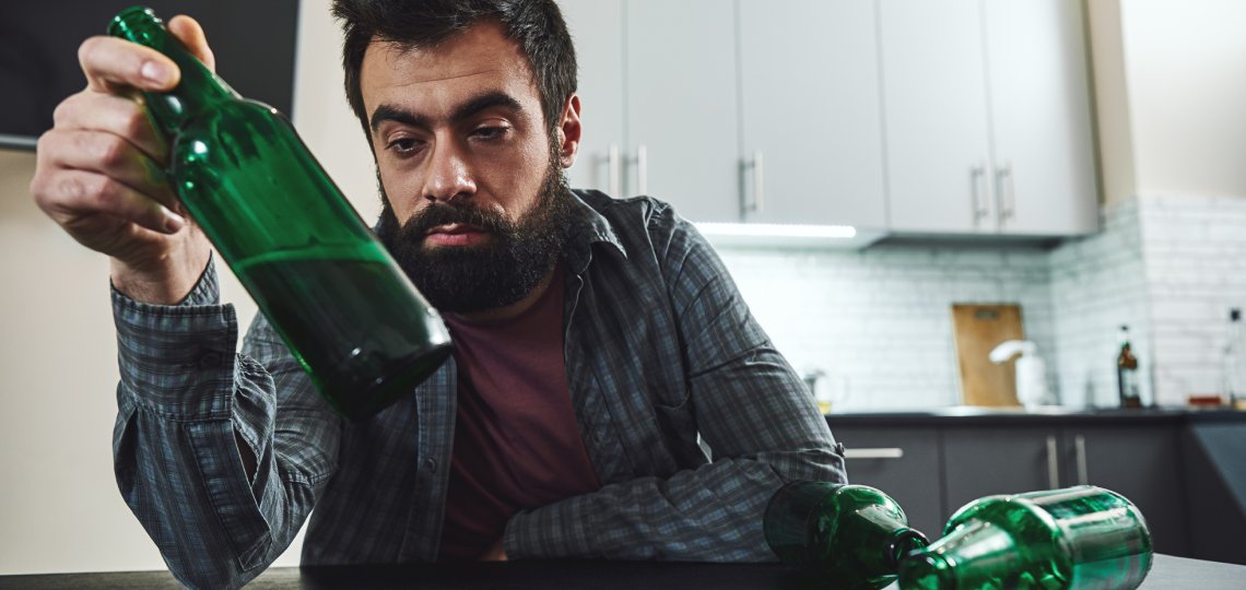Typowe zachowania alkoholika | Apteka Nowa Farmacja